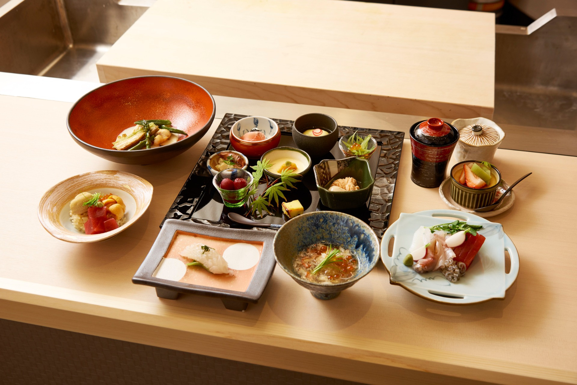 福島区に構えた店舗で和食を中心としたコース料理を提供